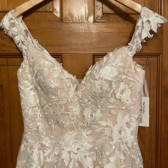 Avery Austin Trinity Wedding Dress Gown Sample Size 8 NWT - Picture 4 of 10